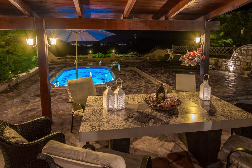 Vilă Athenea Villas, Private Pools & Gardens *