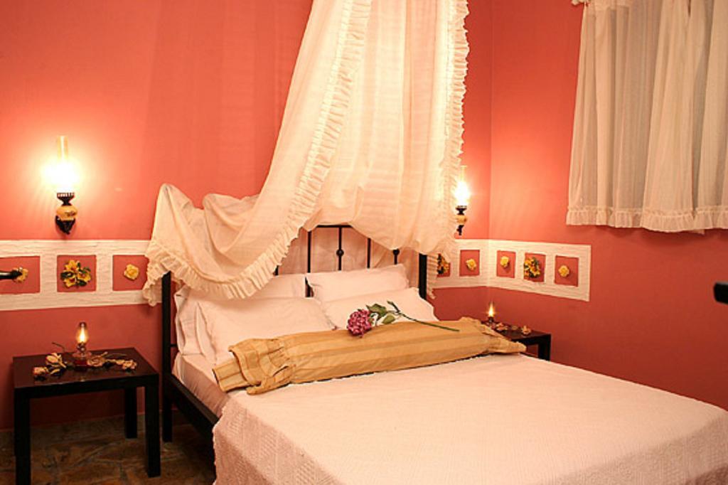 Vilă Athenea Villas, Private Pools & Gardens *