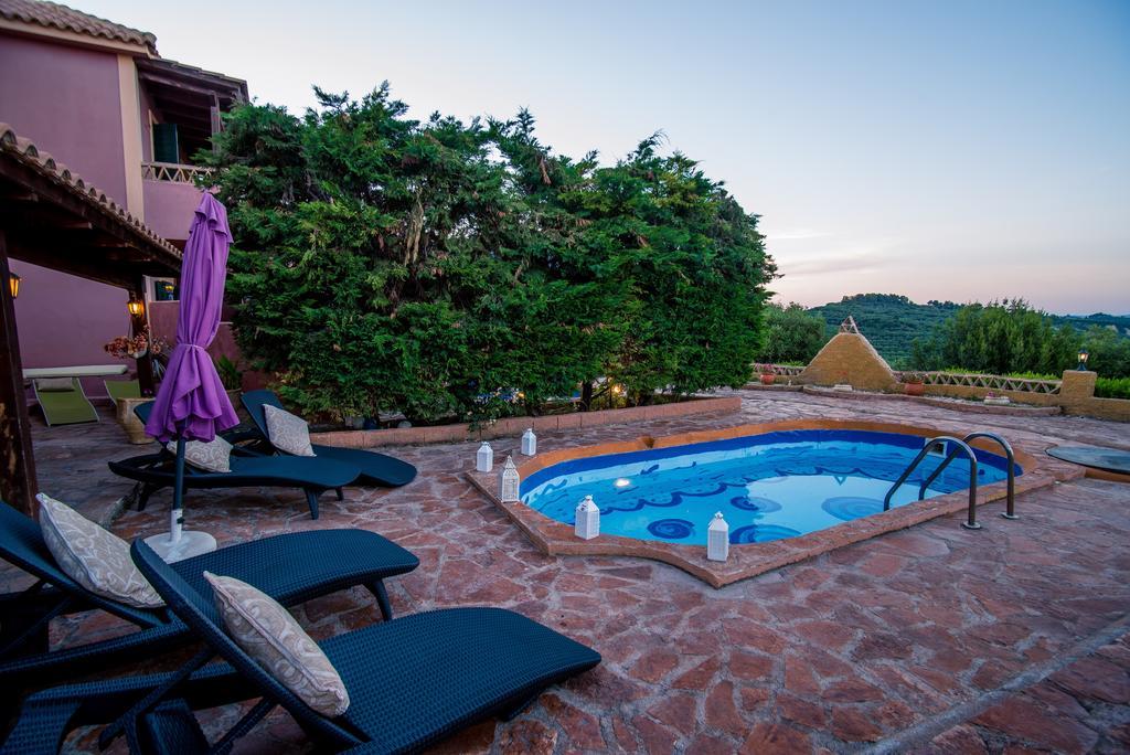 Vilă Athenea Villas, Private Pools & Gardens *