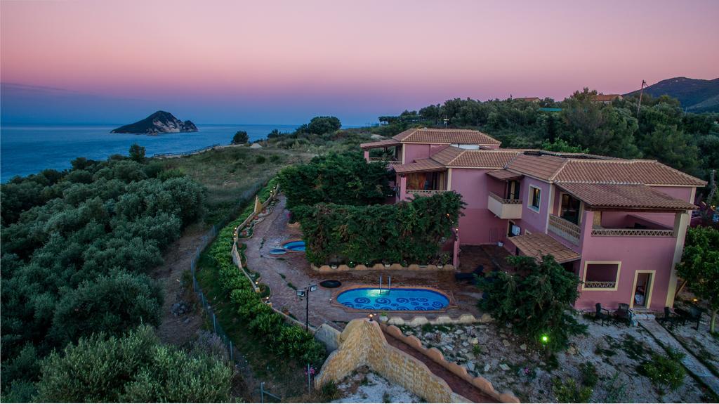 Vilă Athenea Villas, Private Pools & Gardens