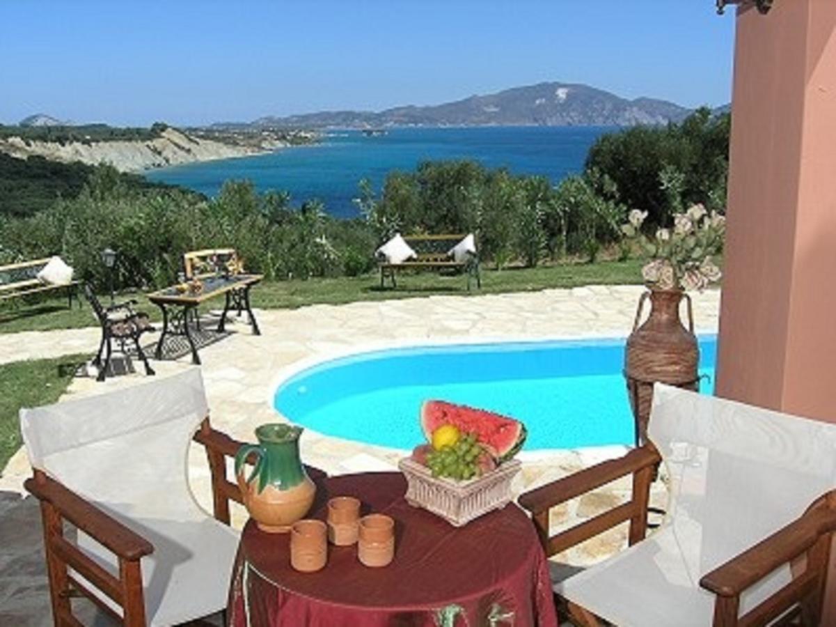 Athenea Villas, Private Pools & Gardens Vilă Keri
